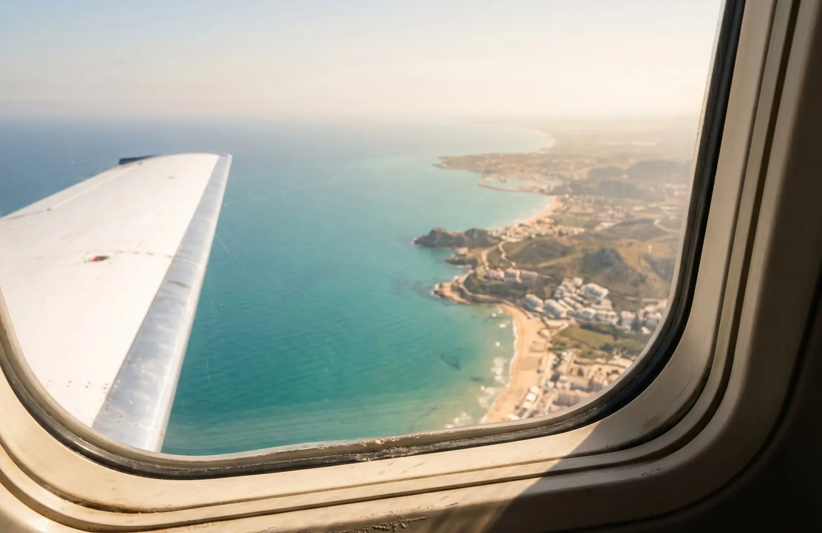 La costa mediterránea española vista desde la ventanilla de un avión durante la aproximación